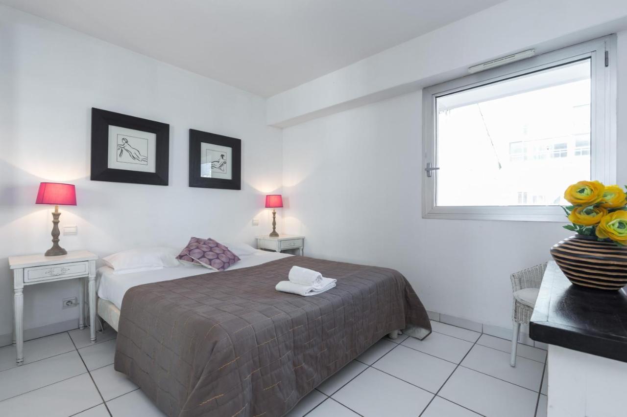 Bright Two Bedroomed Apartment On The Beach In Cannes With Huge Terrace With Fabulous Sea Views - 2001 Exteriör bild