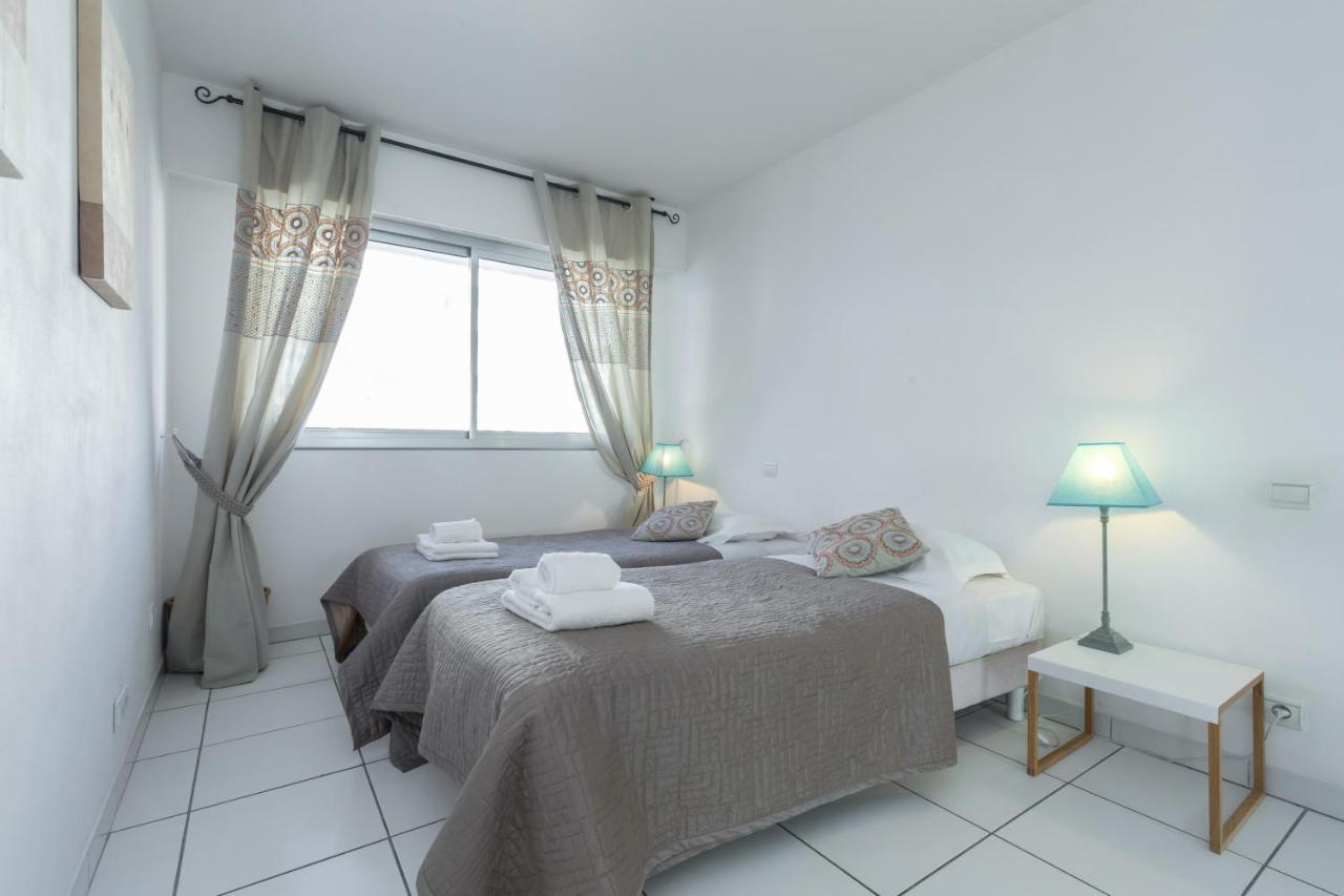 Bright Two Bedroomed Apartment On The Beach In Cannes With Huge Terrace With Fabulous Sea Views - 2001 Exteriör bild